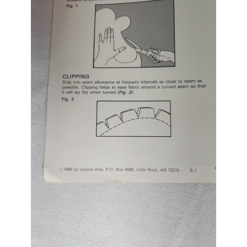 Vintage 1980s Leisure Arts Holiday Hoops & Hangings with Pattern Insert 1984 - Picture 5 of 5